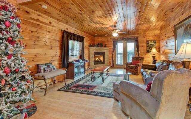 Apple Bear Lodge - Four Bedroom Cabin