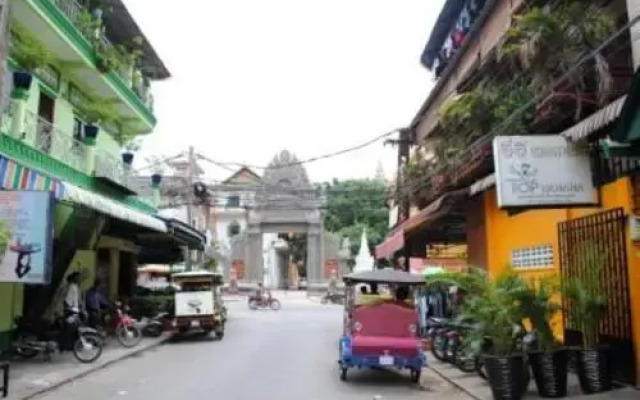 Top Banana Guesthouse & Rooftop Bar