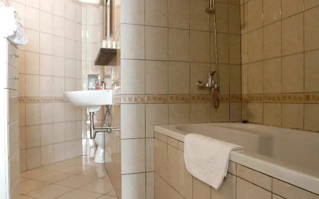 Queen Teuta Palace Resort