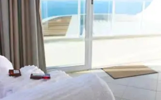 C'est La Vie Beach House