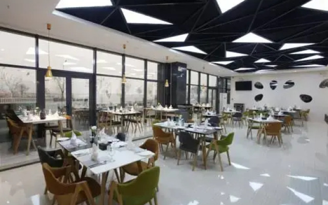 ZMAX Hotels Beijing Linheli Metro Station