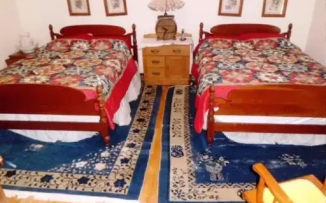 Near Lake Plus View 2 Bedroom Home by RedAwning
