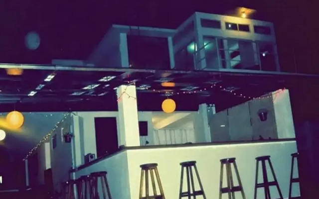 "rumah Pinus" Guesthouse & Cafe