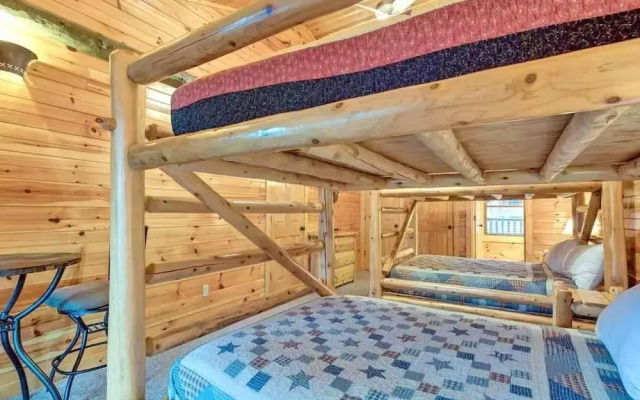 Pine Tree Lodge - Eight Bedroom Cabin
