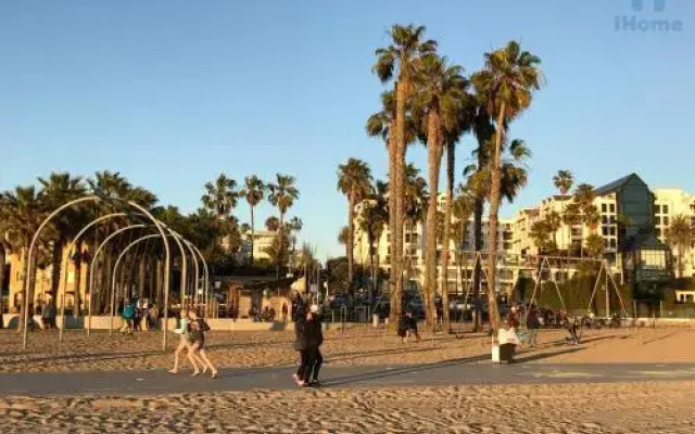Pelican Stay in Santa Monica
