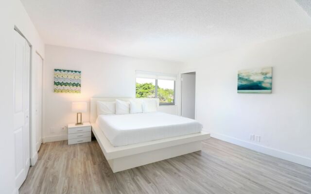 Bayshore Chic Apartment with Marina View