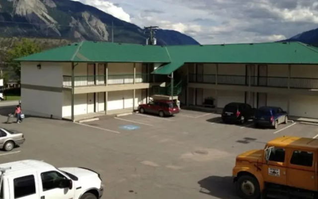 4 Pines Motel