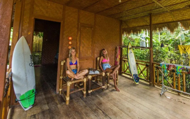 Mojosurf Camp Red Island