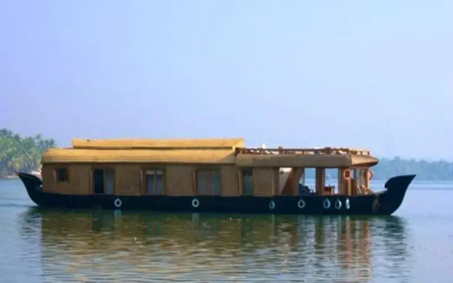 The Lotus - Houseboat