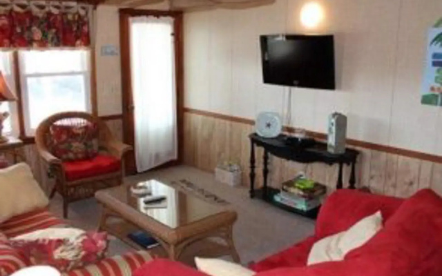 Wayne's World - 3 Br Home