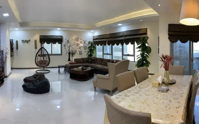Luxury Furnished 3BR near LAKE Khalid