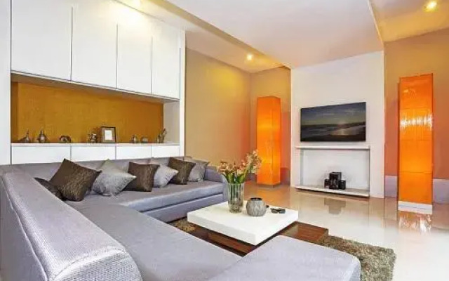 Jomtien Waree 8 - 6 Bedroom Pool Villa