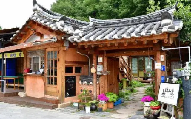 PinetreeView Hanok Guesthouse