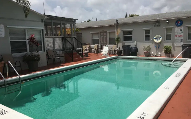 Richards Motel Courtyard