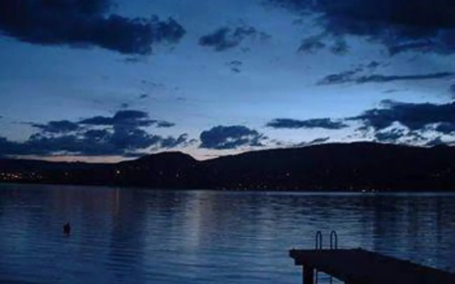 Lakeshore Inn