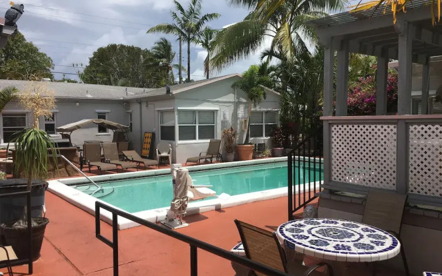 Richards Motel Courtyard