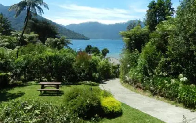 Mahana Lodge Boutique Bed & Breakfast