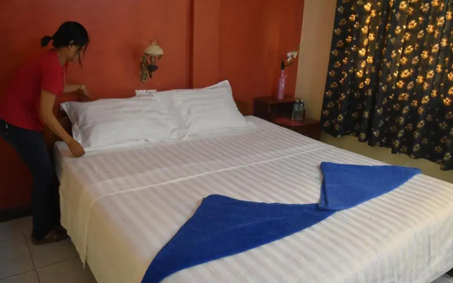 LES PARIGOTS guest house