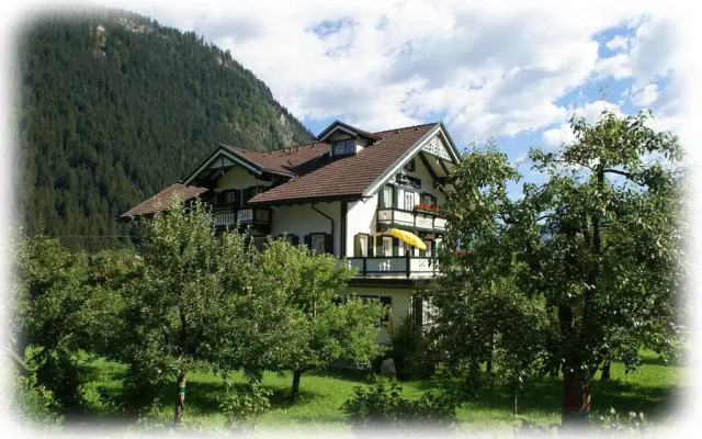 Ferienwohnungen Kröll - Appartements Viktoria und Landhaus Maria