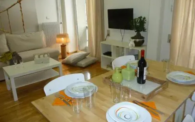 Urban Retreat Under the Acropolis