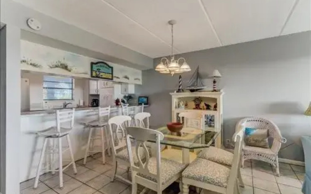 Spacious Oceanfront Condo, Easy Access to Private Fishing Pier by RedAwning