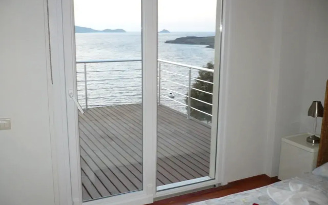 Important Group Villa Amber