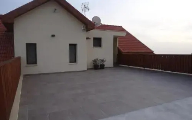 Petralona Apartment
