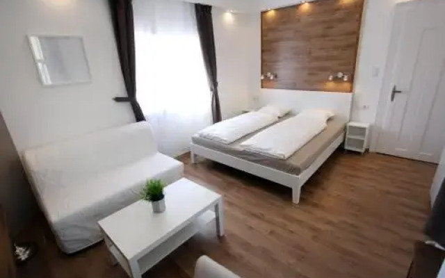 d.Five Premium Studio Szervita Square