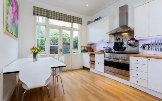 Veeve  3 Bed House On Stapleton Road Wandsworth