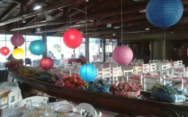 Oasis Hosteria