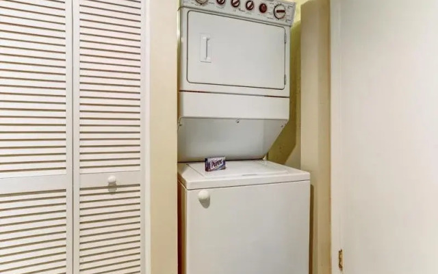 Enchanting Ground Unit Condo Few Steps Away from the Ocean Side by RedAwning