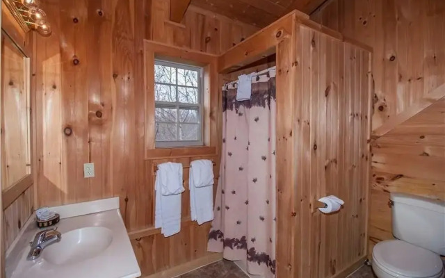 Chubby and Cubbys Den - Three Bedroom Cabin