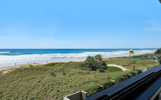 Surfers Paradise Absolute Beachfront Apartment