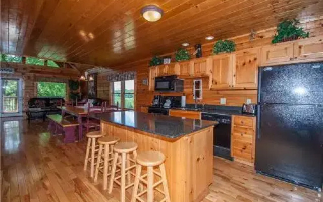 Smoky Mountain Retreat - Five Bedroom Cabin