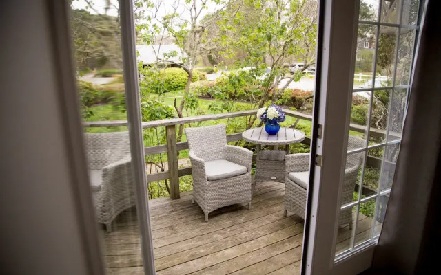 Allen Harbor Breeze Inn & Gardens