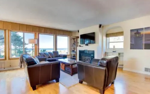Wecoma Beach - 3 Br home by RedAwning