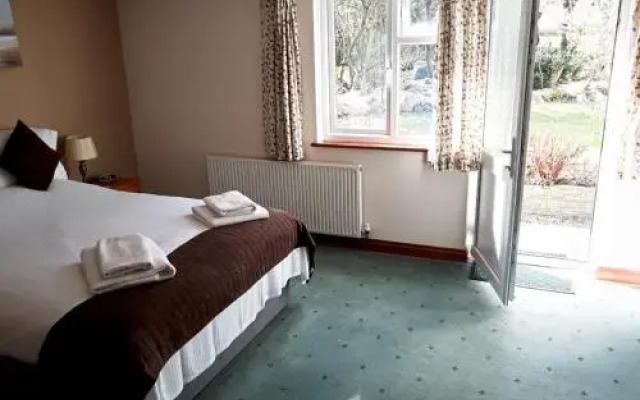 Crown House & Lodges B&B