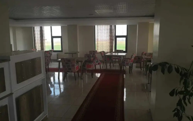 Yukselen Otel