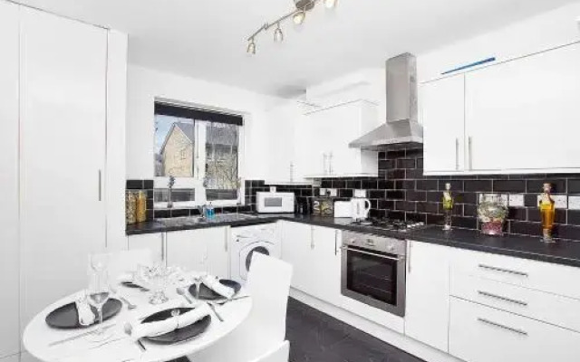 Regents Park View Apartment