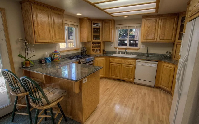4 BR Home with Perfect Access to Activities by RedAwning