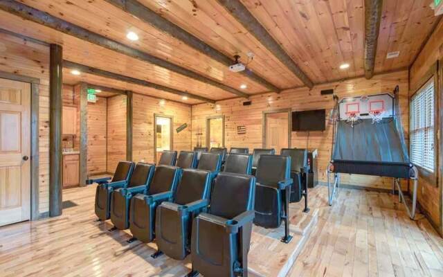 Pine Tree Lodge - Eight Bedroom Cabin