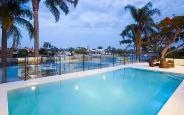 T E Peters Waterfront Holiday Home