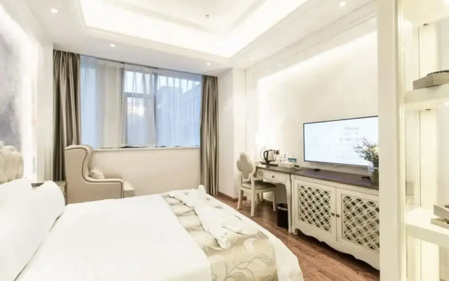 Floral Hotel Rve Elements