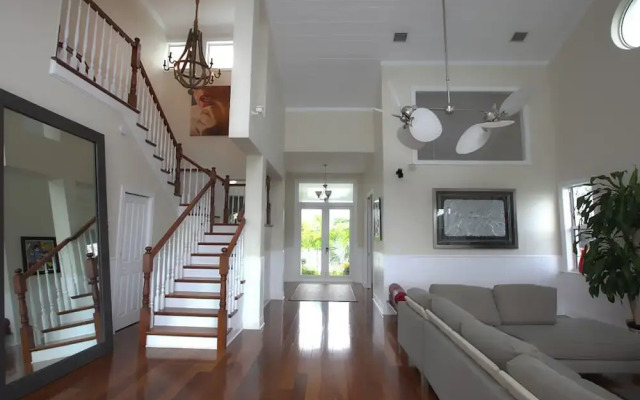Luxurious Waterfront Villa W/Heated Saltwater Pool