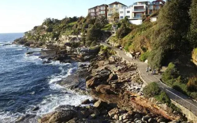 Bright Beachside Curlewis Apartment