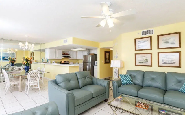 Islander 4007 by RedAwning