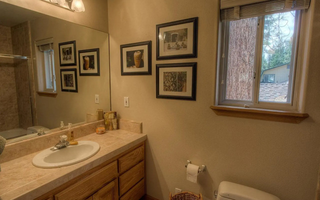 4 BR Home with Perfect Access to Activities by RedAwning