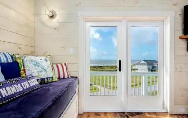 1 Biscayne 3 Bedroom Home by RedAwning, Port Bolivar