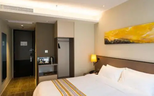 Home Inn Plus Shanghai Pudong Airport Chuangsha Metro Station