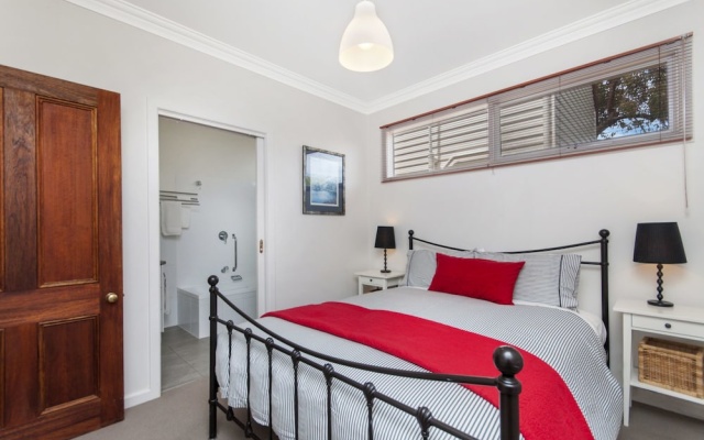 Railway Cottage – Guest Rooms – Port Fairy